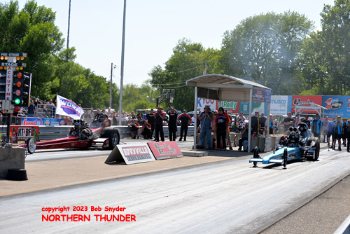 Joe Gallegos - 'Nitro Clown' (near lane) vs 
Brian Inouye - 'Frantic Fueler' (far lane)